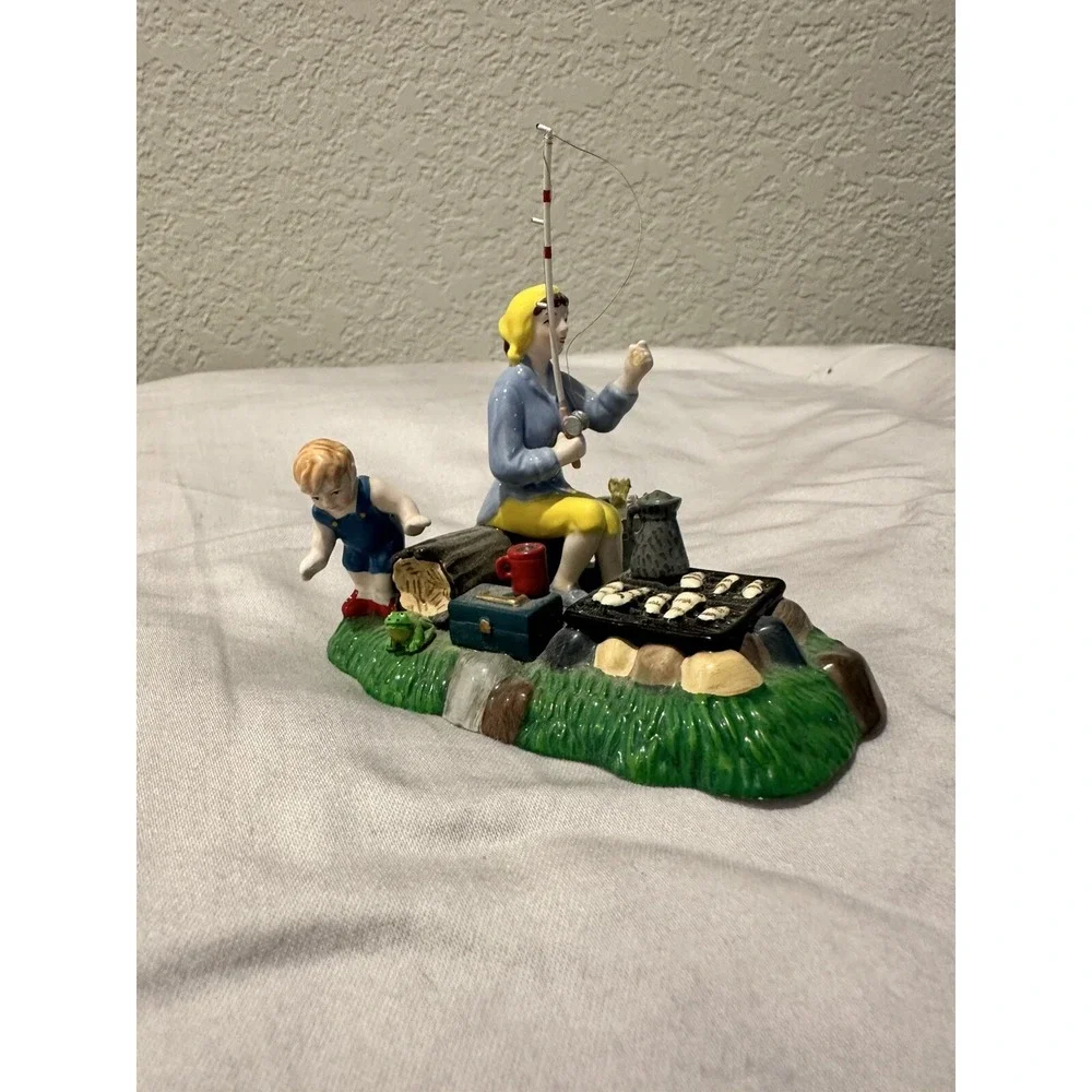 Dept. 56 Weekend Getaway Set of 2 Retired 2004 Snow Village 55172